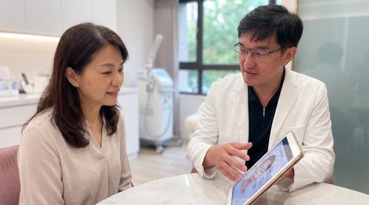 童顏針Sculptra注射前老化特徵與治療後改善示意圖 醫師分析不同膠原蛋白增生劑特性與童顏針優勢比較 童顏針Sculptra刺激纖維母細胞新生膠原蛋白顯微圖 吳紹琥醫師精準施打童顏針Sculptra深層部位示範 童顏針Sculptra漸進式效果流程圖