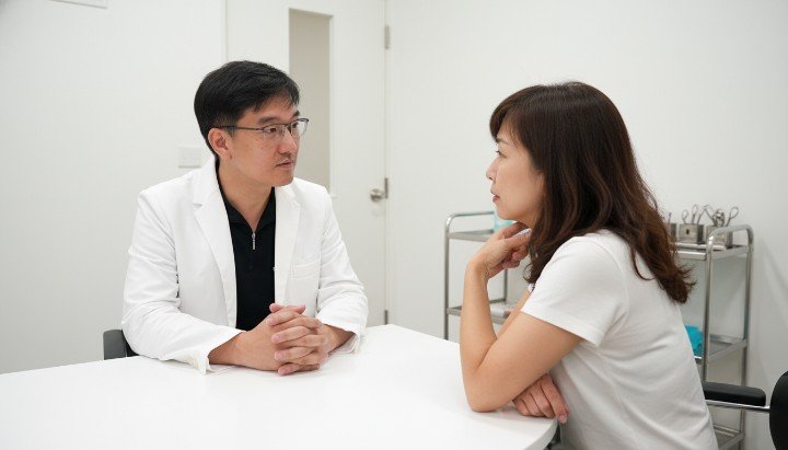 醫師正在說明肉毒副作用與臉部神經的關聯 比較不同品牌的肉毒副作用擴散範圍示意圖 專業醫師示範如何精準施打降低肉毒副作用 接受肉毒療程後呈現自然表情無肉毒副作用