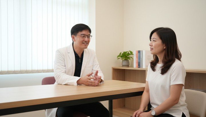 吳紹琥醫師為患者進行鳳凰電波比較與療程評估 鳳凰電波比較第四代FLX紫鑽探頭之技術細節 展示鳳凰電波比較後之臉部輪廓線緊實度變化 專業醫師解析鳳凰電波比較各代機器演進歷史