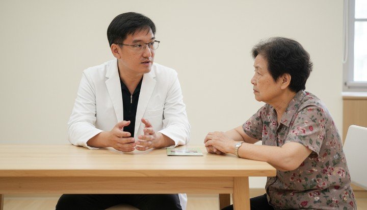 穿著白袍的醫師在診間說明減肥針喝酒注意事項 應酬聚餐場合中適量飲水搭配減肥針喝酒策略 顯示胃排空原理與酒精代謝關聯的減肥針喝酒示意 專業醫療團隊諮詢畫面與減肥針喝酒禁忌提醒