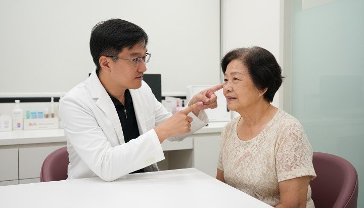 診間醫師細心講解消除眼袋臥蠶術前差異 醫學美容圖表分析如何消除眼袋臥蠶構造 手術室專業儀器輔助消除眼袋臥蠶療程 術前術後對比展示消除眼袋臥蠶明亮效果