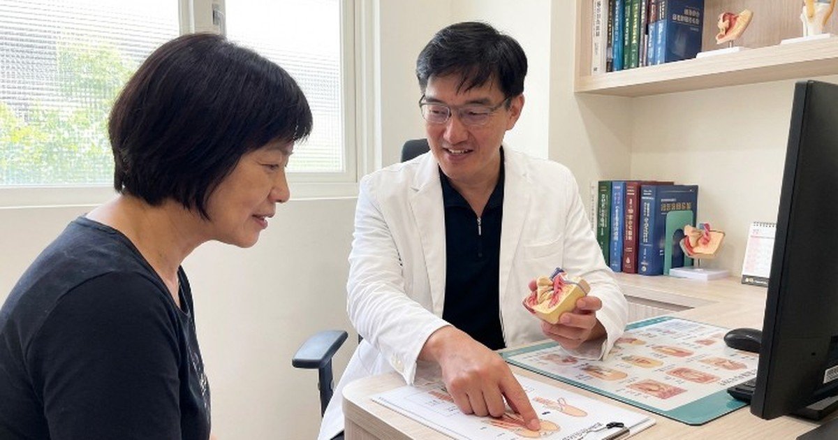 洗衣精過敏原因與防範技巧的安全使用方法,明亮廚房內正在洗衣的場景