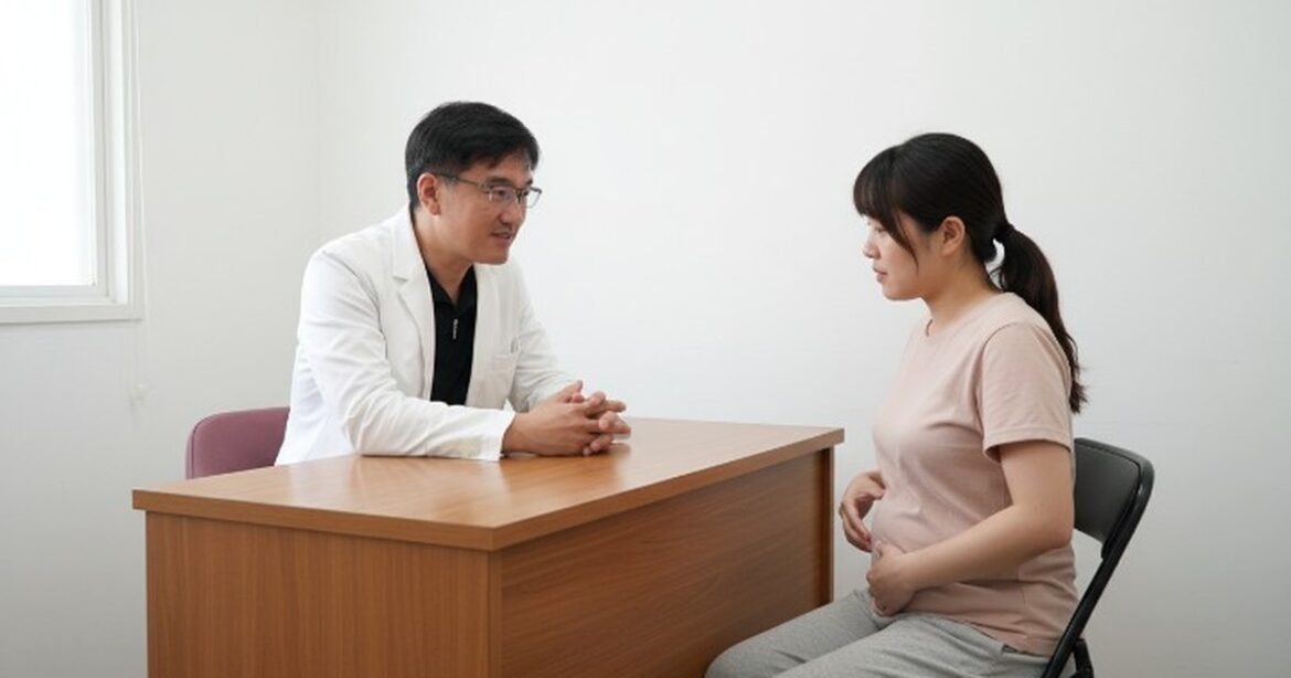 術後凹凸不平的患者接受深層按摩療程，專業按摩師在操作